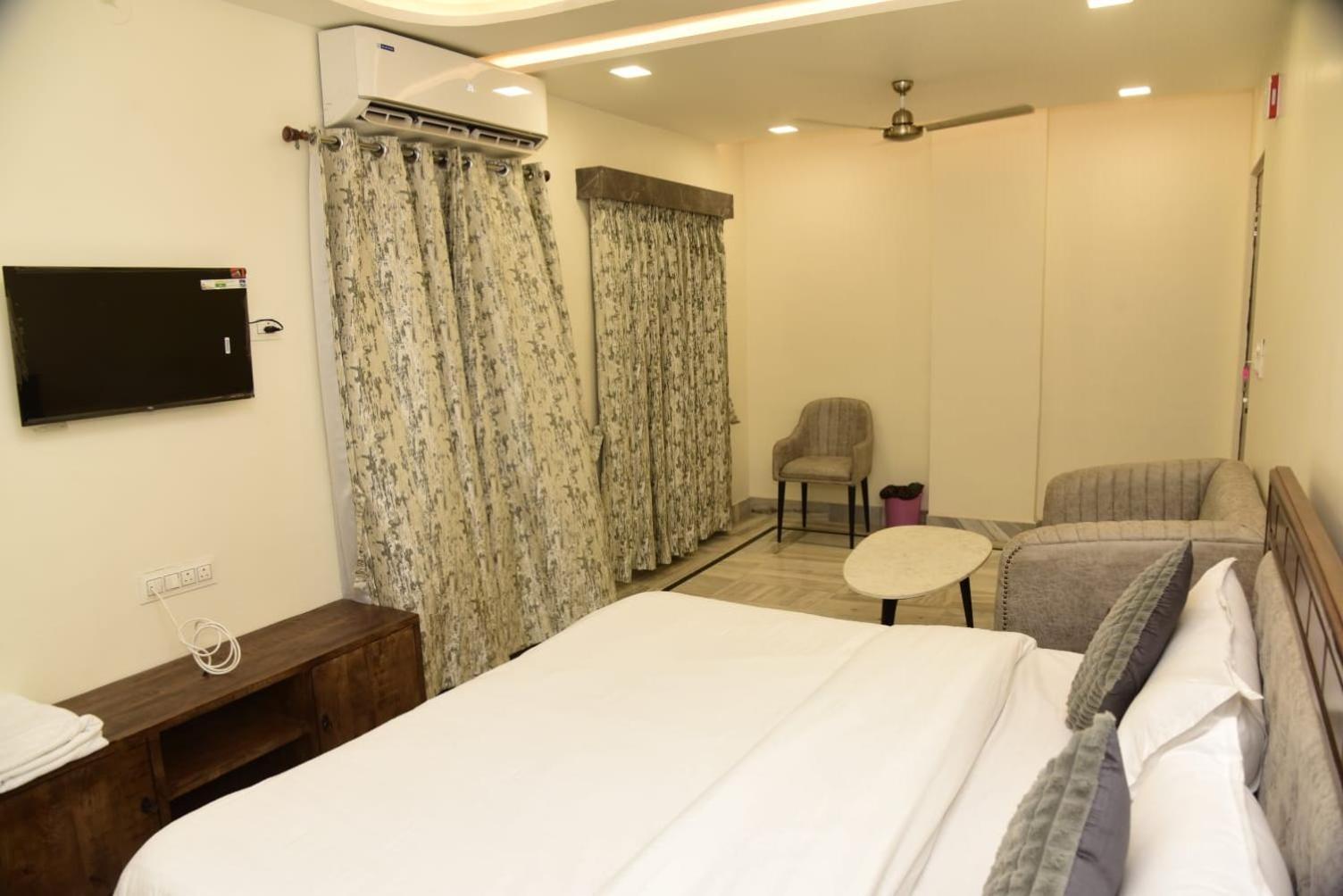 Holiday Out Hotel Τζοντχπούρ Εξωτερικό φωτογραφία